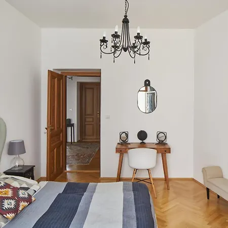 Days - Lavish In The Old Town - Balcony Apartment *