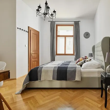 Apartment Days - Lavish In The Old Town - Balcony *