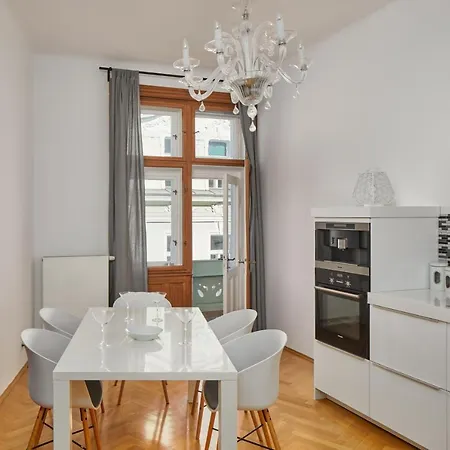 Apartment Days - Lavish In The Old Town - Balcony *